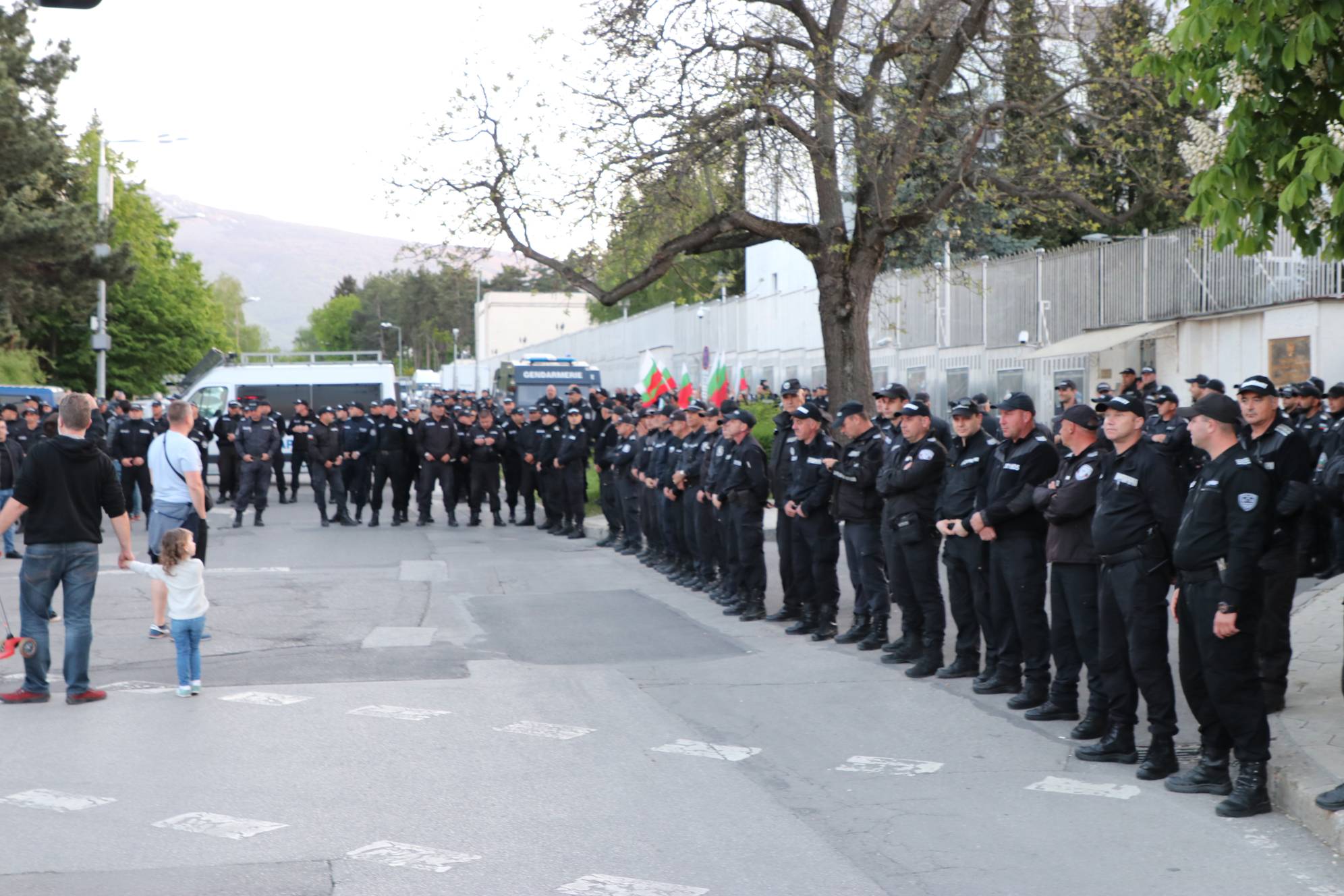 Стотици полицаи и жандармерия, с десетки бусове бяха опасали рашисткото посолство